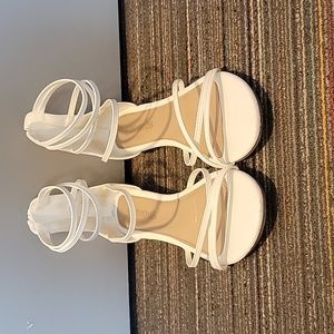 Dream Paris women's Size 9 white sandals only wore once